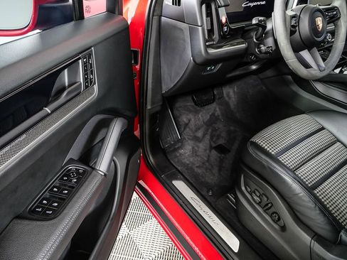 Certified 2024 Porsche Cayenne Coupe AWD/4WD image 8
