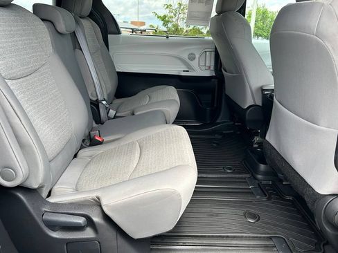 Used 2025 Toyota Sienna LE FWD image 29