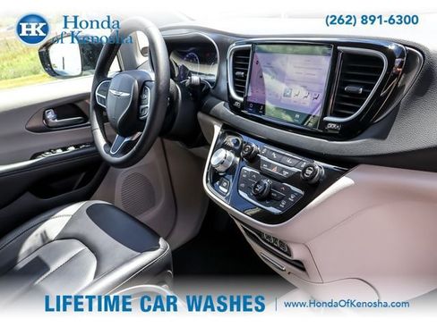 Used 2024 Chrysler Pacifica Touring-L FWD image 25