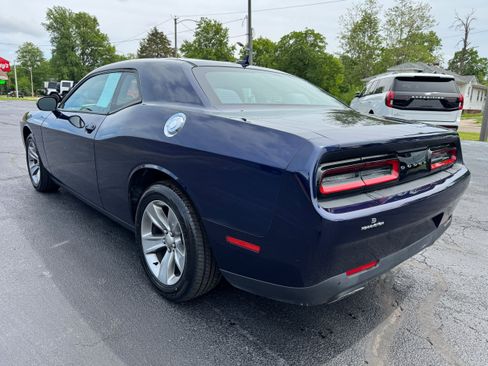 Used 2016 Dodge Challenger SXT w/ Driver Convenience Group RWD image 5