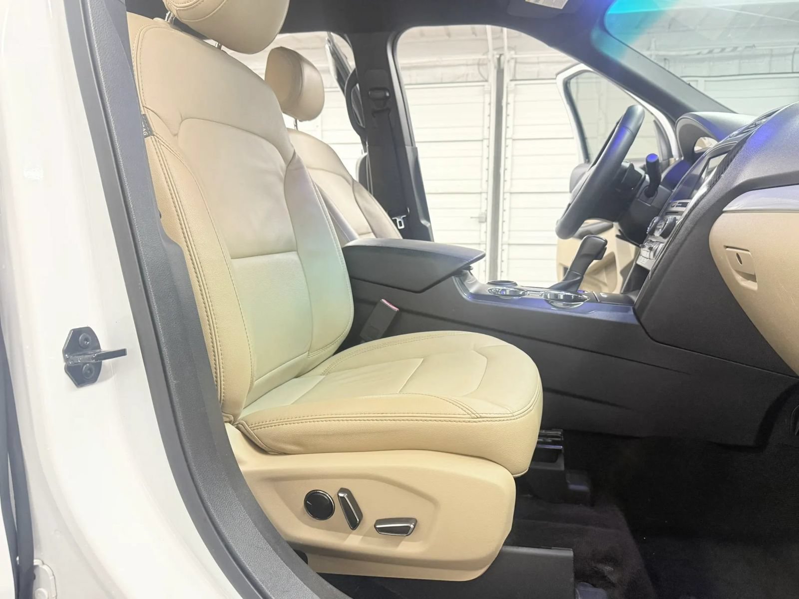 Used 2017 Ford Explorer XLT w/ Equipment Group 202A FWD image 22