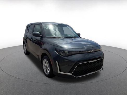 Used 2025 Kia Soul LX w/ LX Technology Package image 3