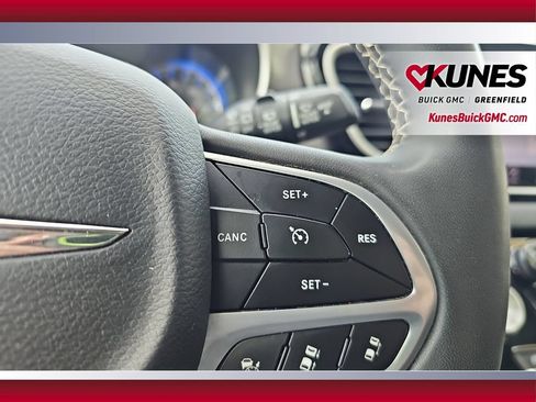 Used 2023 Chrysler Pacifica Touring-L FWD image 24