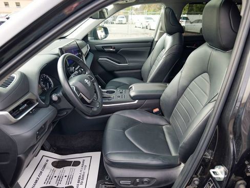 Used 2023 Toyota Highlander XLE AWD/4WD image 17