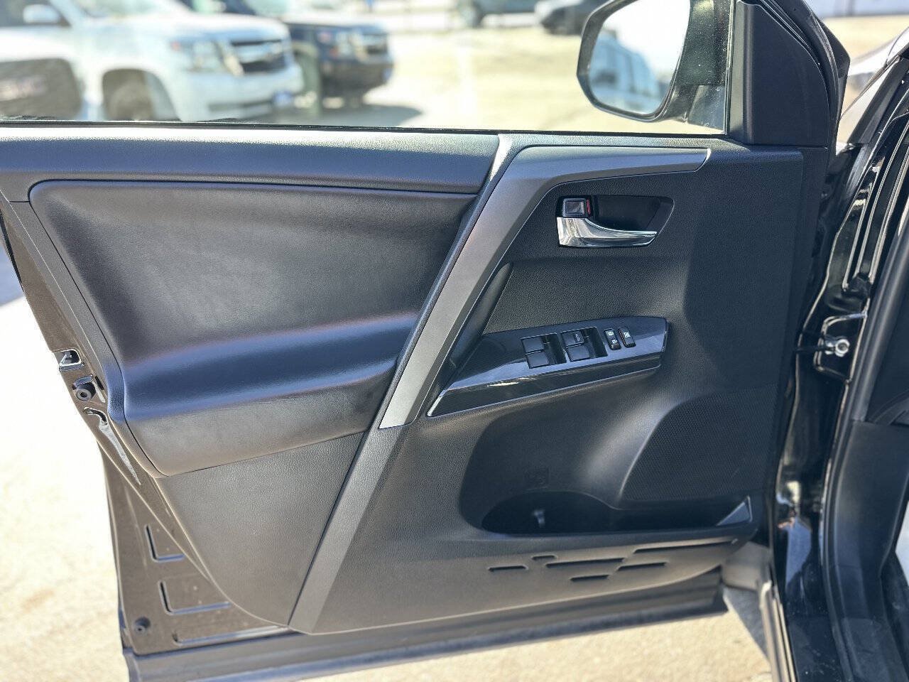 Used 2018 Toyota RAV4 SE w/ Power Extra Value Package AWD/4WD image 17