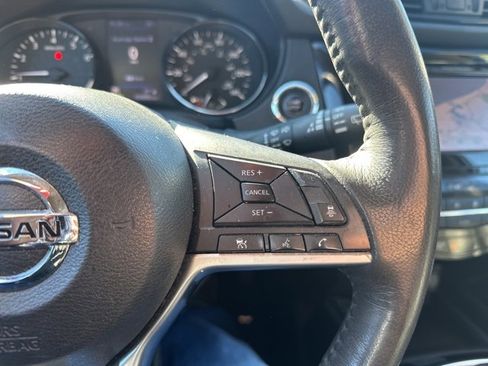 Used 2018 Nissan Rogue SV w/ Premium Package image 18