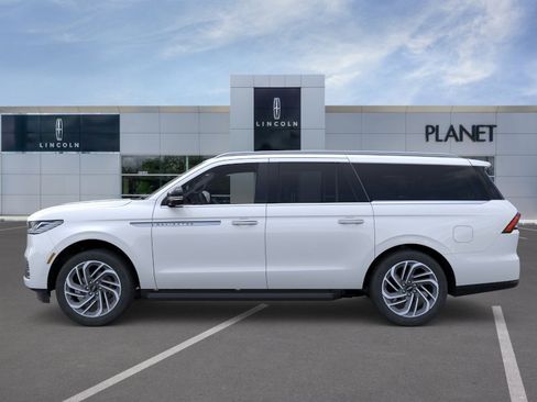 New 2026 Lincoln Navigator L Premier AWD/4WD image 3