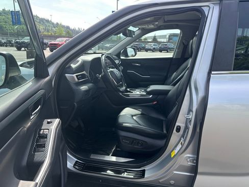 Used 2023 Toyota Highlander XLE FWD image 13