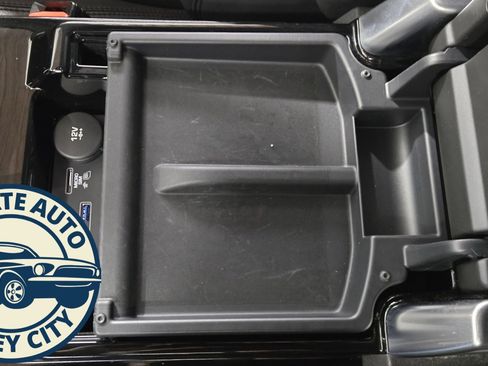 Used 2019 Land Rover Discovery HSE image 18