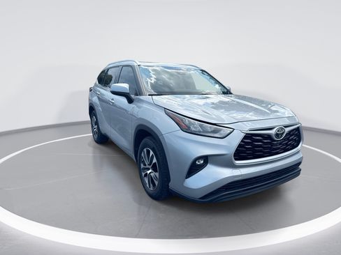 Used 2020 Toyota Highlander XLE FWD image 2