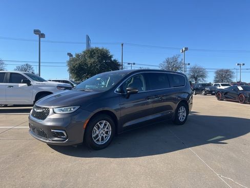 Used 2023 Chrysler Pacifica Touring-L image 4