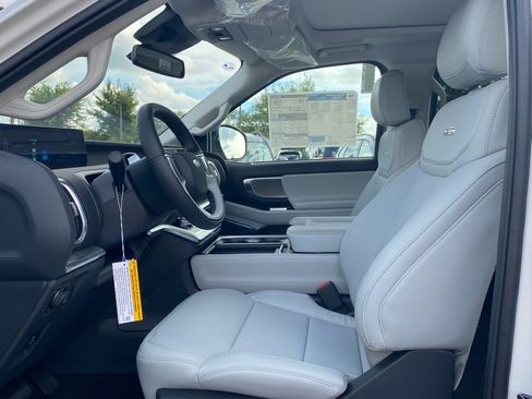 New 2025 Ford Expedition Max Platinum w/ Driver's Package image 9