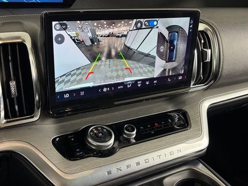 Used 2025 Ford Expedition Platinum image 16