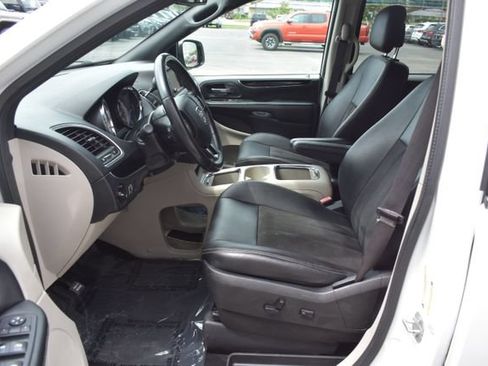 Used 2019 Dodge Grand Caravan SXT FWD image 16