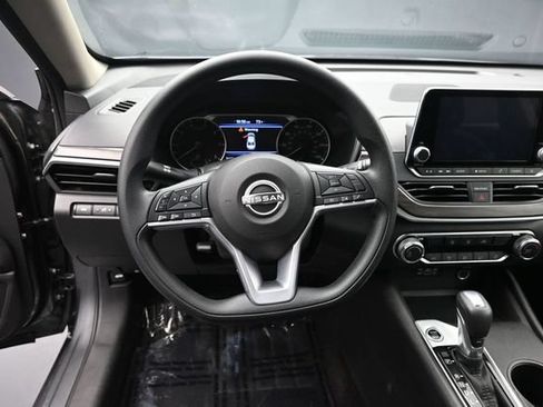 Used 2025 Nissan Altima 2.5 SV FWD image 18