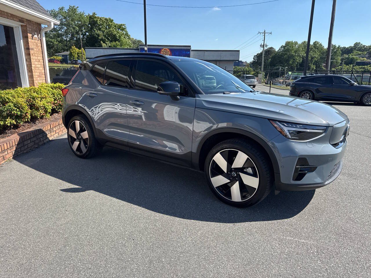 Used 2023 Volvo XC40 Recharge Ultimate w/ Protection Package Premier AWD/4WD image 6