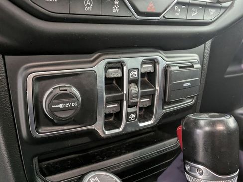 Used 2020 Jeep Wrangler Unlimited Sahara image 12