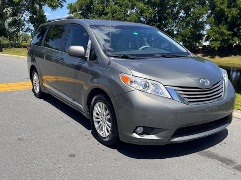 Used 2014 Toyota Sienna XLE image 30