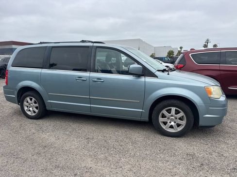 Used 2009 Chrysler Town & Country Touring w/ Family Value Group FWD image 4