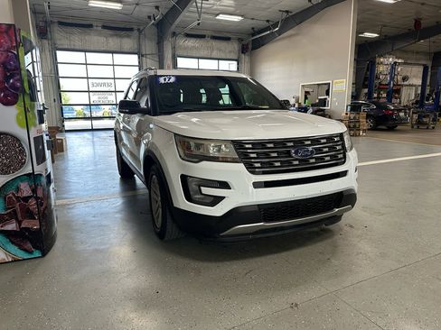 Used 2017 Ford Explorer XLT w/ Equipment Group 202A image 4