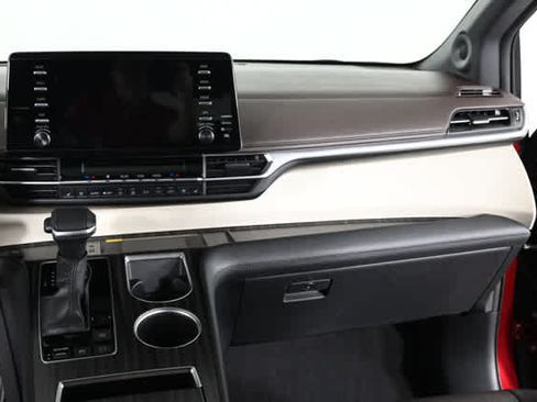 Used 2022 Toyota Sienna Platinum AWD/4WD image 17