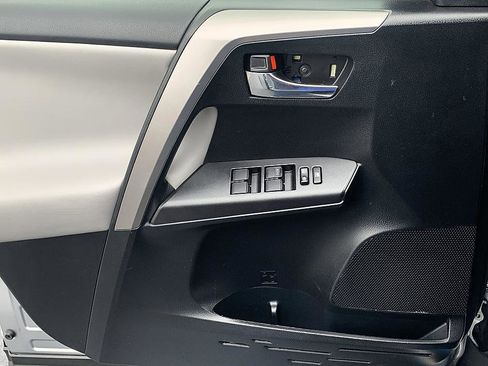 Used 2018 Toyota RAV4 XLE FWD image 9