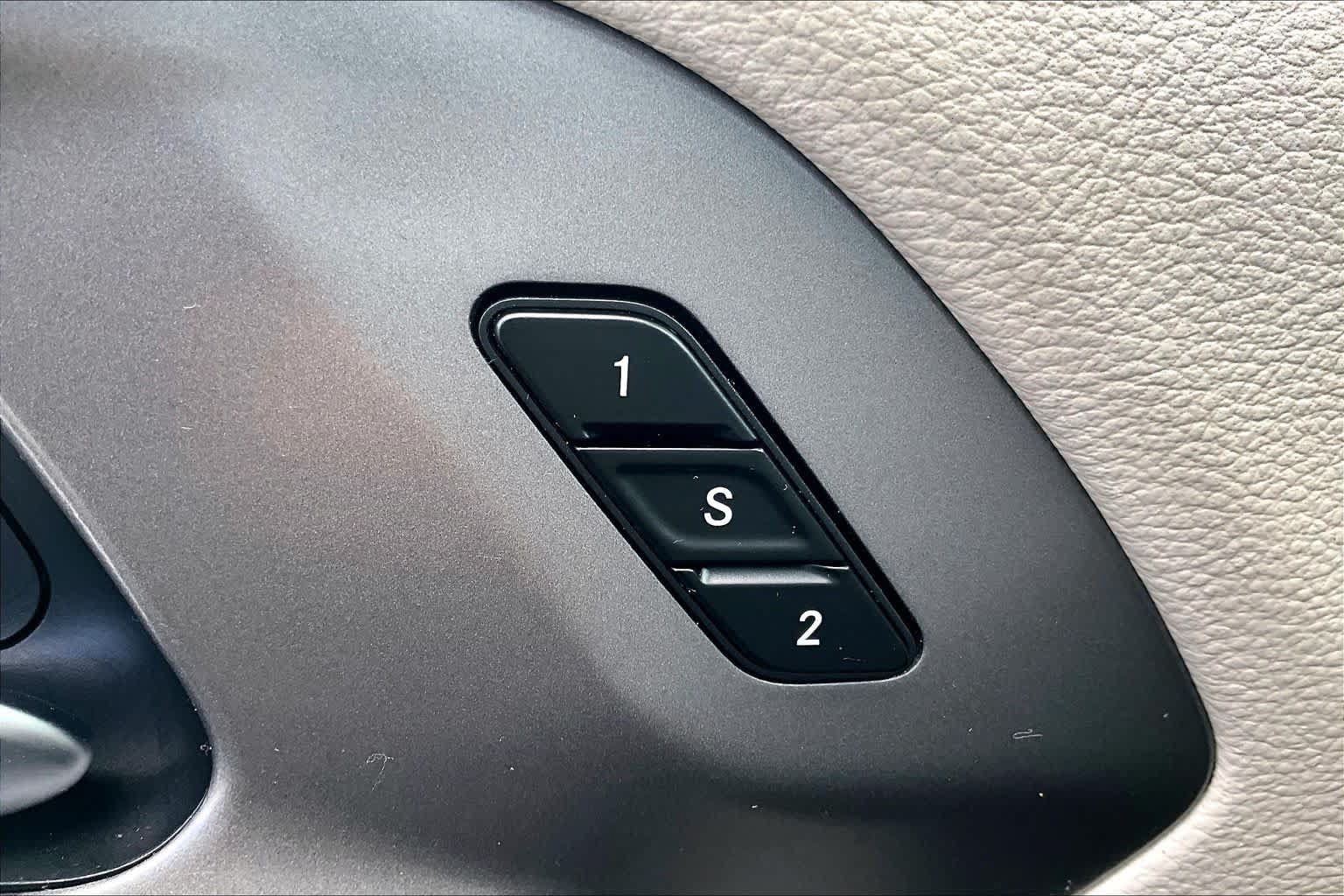 Used 2023 Chrysler Pacifica Touring-L FWD image 33