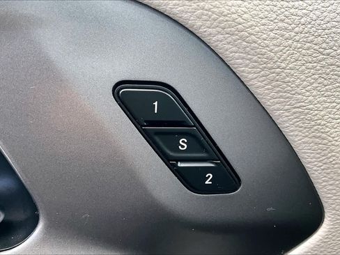 Used 2023 Chrysler Pacifica Touring-L FWD image 33