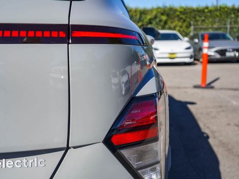 Certified 2025 Hyundai Kona SEL image 9