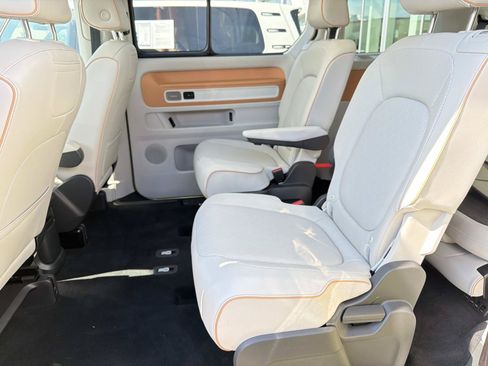 Certified 2025 Volkswagen ID. Buzz Pro S Plus AWD/4WD image 9