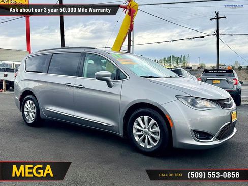 Used 2017 Chrysler Pacifica Touring-L FWD image 6