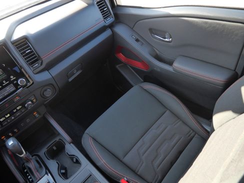 Used 2024 Nissan Frontier PRO-4X w/ Pro Convenience Package image 11