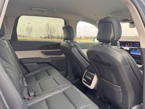 Used 2025 Lincoln Nautilus Premier AWD/4WD image 31