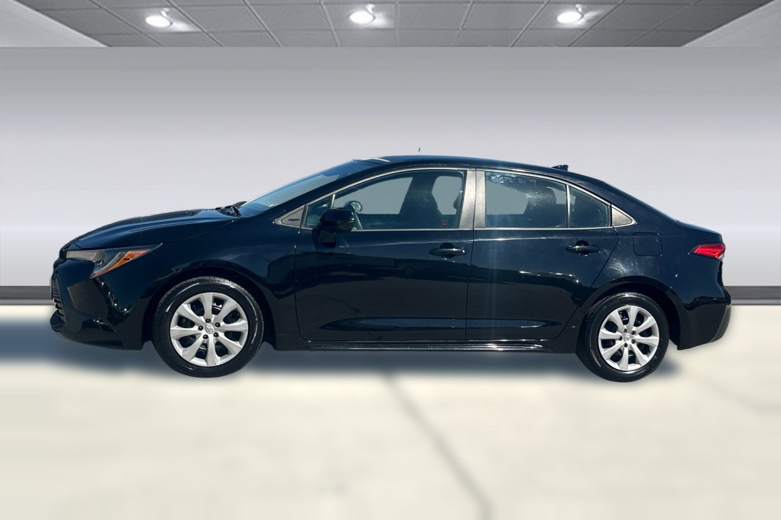 Used 2024 Toyota Corolla LE FWD image 2