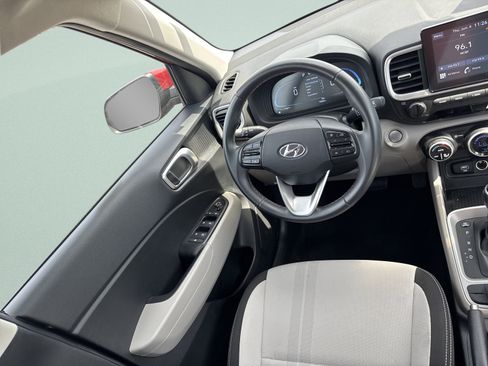 Used 2025 Hyundai Venue SEL FWD image 25