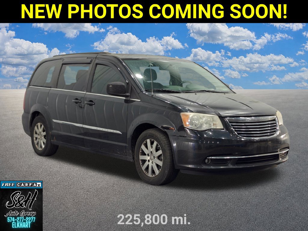 Used 2013 Chrysler Town & Country Touring FWD image 1