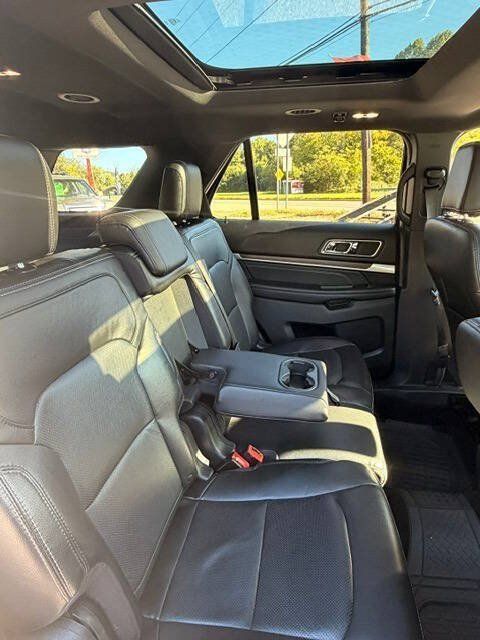 Used 2018 Ford Explorer Limited w/ Equipment Group 301A AWD/4WD image 9