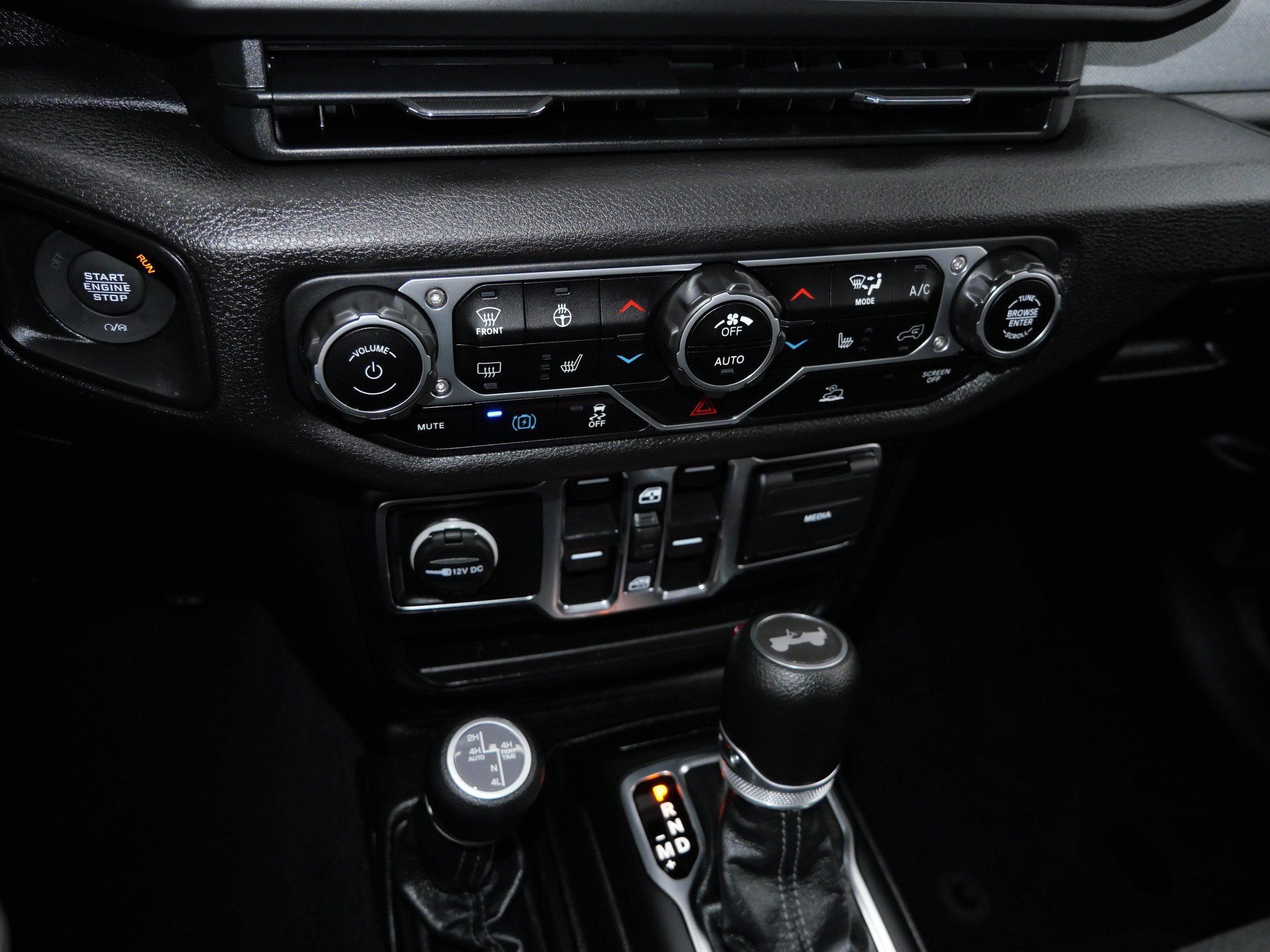 Used 2024 Jeep Wrangler Unlimited w/ Convenience Group AWD/4WD image 24