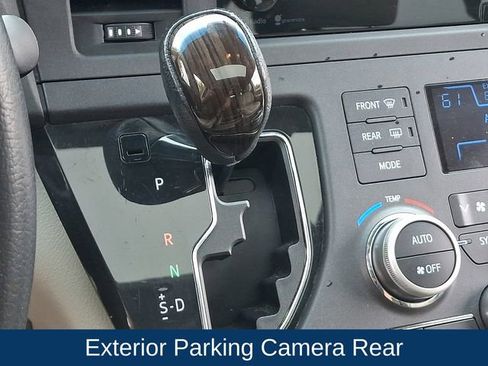 Used 2015 Toyota Sienna XLE Premium FWD image 11