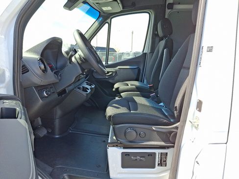 Used 2024 Mercedes-Benz Sprinter 2500 image 12