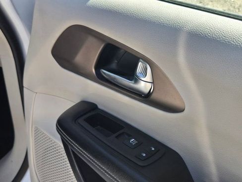Used 2023 Chrysler Voyager LX image 28