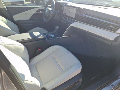 Used 2025 Toyota Camry XLE image 33