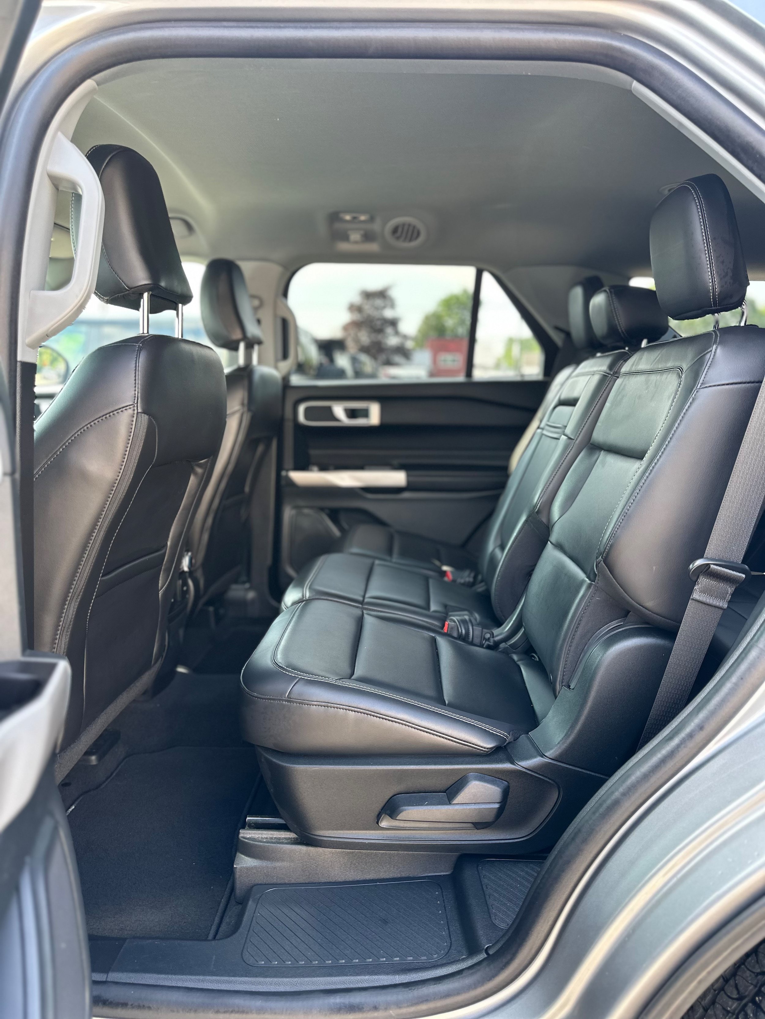 Used 2023 Ford Explorer XLT w/ Equipment Group 202A AWD/4WD image 18