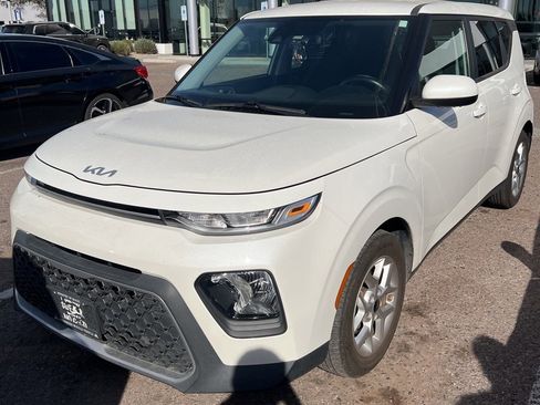 Used 2022 Kia Soul LX w/ Technology Package image 4
