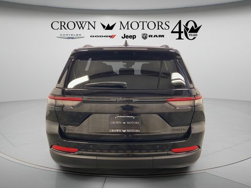 Used 2023 Jeep Grand Cherokee Limited w/ Black Appearance Package AWD/4WD image 13