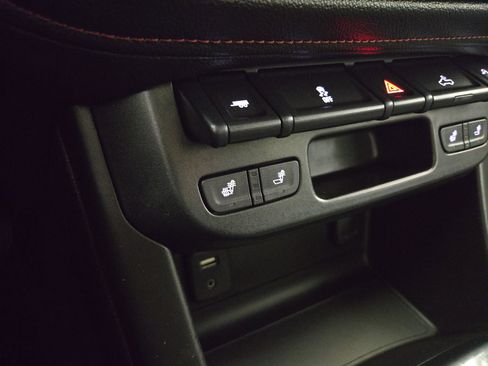 Used 2016 GMC Canyon SLE w/ All Terrain Package image 25