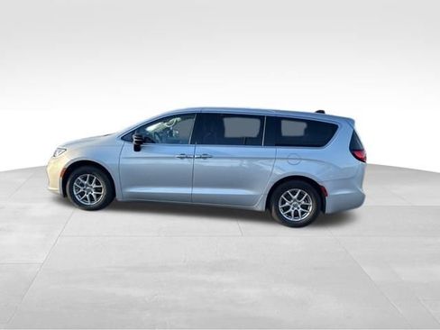 Used 2024 Chrysler Pacifica Touring-L image 8