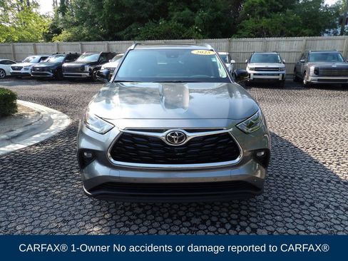 Used 2025 Toyota Highlander Limited AWD/4WD image 2