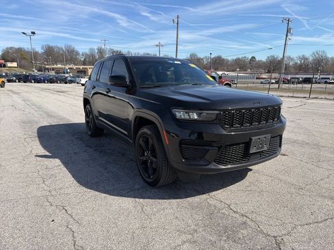 Used 2023 Jeep Grand Cherokee Altitude image 4