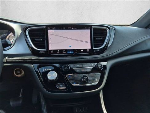 Used 2025 Chrysler Pacifica Limited FWD image 9